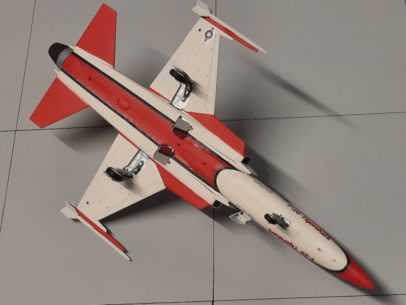 Northrop F-20 Tigershark, 1. Prototyp BuNo 82-0062 - Rumpfunterseite mit halbrunden Dekorstreifen