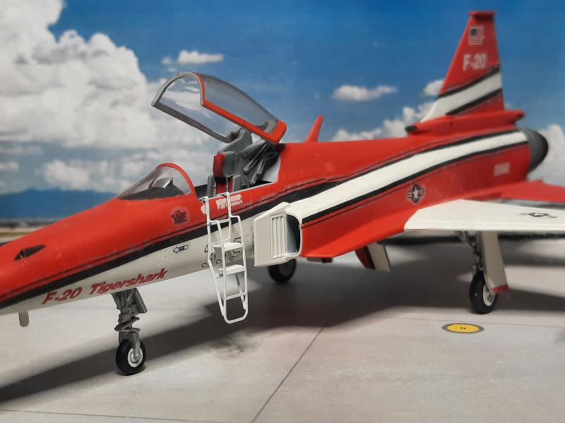 Trumpeter Display Case mit Diorama Northrop F-20 Tigershark, 1. Prototyp BuNo 82-0062