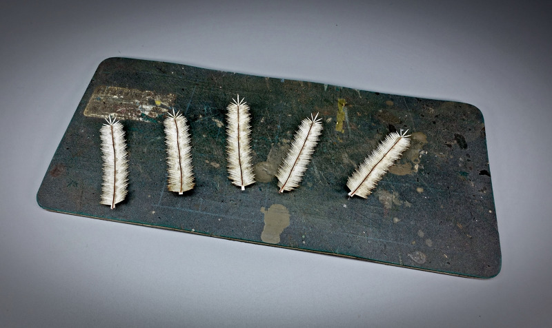 Die Palmenblätter wurden zwecks Stabilisierung mit Kupferdraht verstärkt