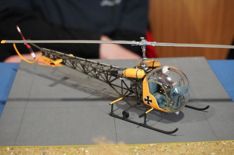 Habe ich bisher noch nie auf einer Ausstellung gesehen: Bell 47G in 1:32 - der fünfzig-plus Jahre alte Revellbausatz von anno dazumal...