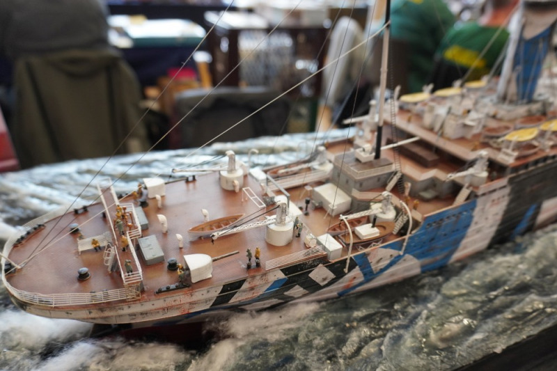 Ein großes Modell: Trumpeters 1:200er RMS Olympic, hier im Kriegseinsatz gegen ein deutsches U-Boot...