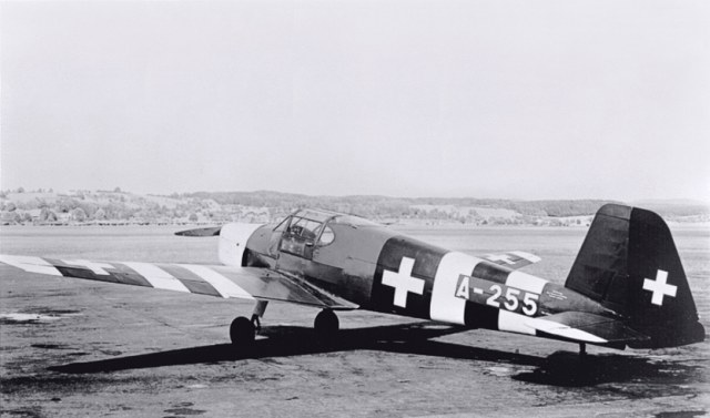 Die Bü-181 A-255 mit der Neutralitätsbemalung in Dübendorf diente als Modellvorlage. (Foto Sammlung H. Dominik)
