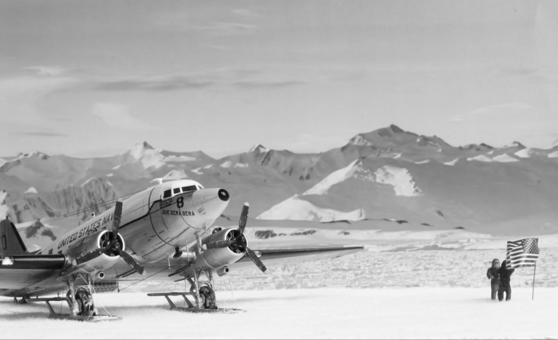 Hier meine Interpretation des historischen Fotos, auch mal mit einem alternativen Hintergrund vom Südpol, monochrom