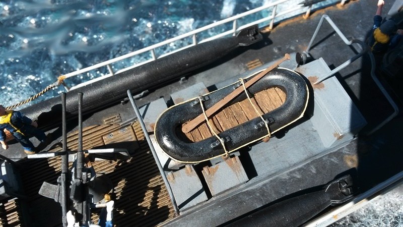 Das 1:72 Beiboot des Schnellbootes wurde mit Nähgarn, neuem Ruder und Holzboden aufgewertet.
