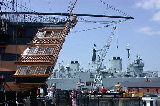 Das Heck der HMS Victory, im Hintergrund HMS Invincible