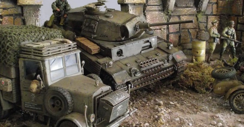 Panzer III an der Mittelmeerfront in Begleitung eines Krupp Einheitsdiesel und einer BMW R75S