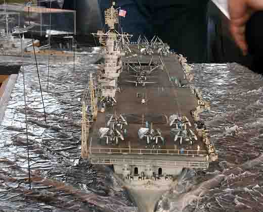 USS Ticonderoga auf dem Stand der IG Waterline