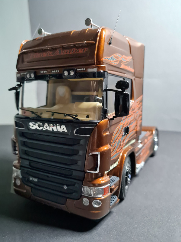 Scania R730 "Black Amber"