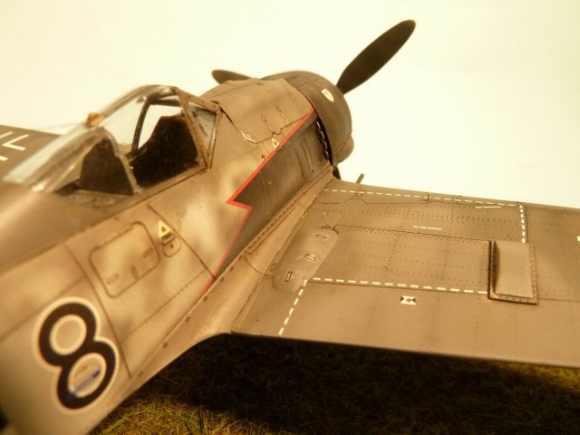 Die auf allen Flügel- und Rumpfflächen mit dem Zahnrädchen zusätzlich aufgebrachte Nietstruktur. Beachte auch die mittels Aufkleber dargestellten Panzerplatten seitlich des Cockpits.
