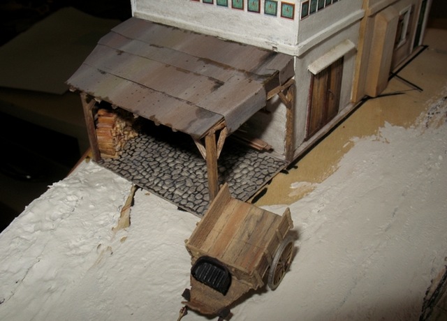 Die Terrasse bekam noch ‚Keramikplatten‘ und der Unterstand wurde mit Dachpappe abgedeckt (400er Schleifpapier).