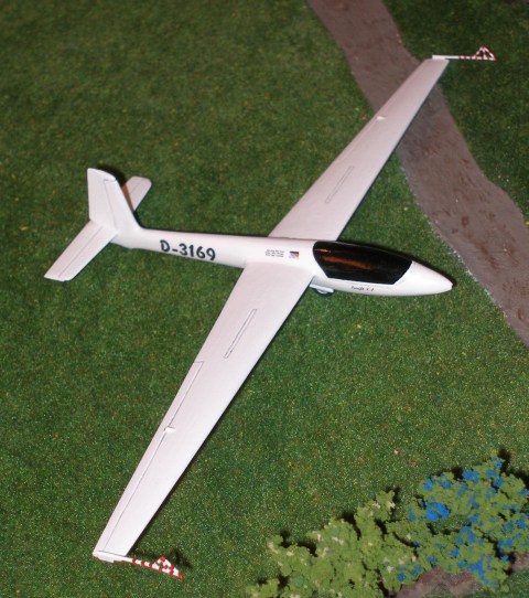 Das Modell mit der Kennung D-3169 (Decalbogen), den Farben des Swift der Nationalmannschaftspiloten Girgl, Löffel und Maxu.