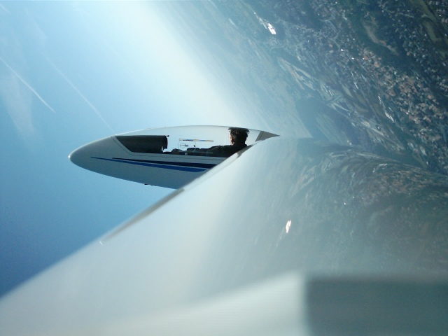 Das Onboard-Bild zeigt die baubare D-1138, wie ich sie gerade durch einen Außenlooping knüpple.