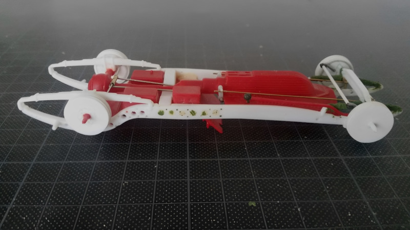 Auch hier kamen Stecknadeln, Messingröhrchen und diverse Teile aus alten Bausätzen zum Einsatz