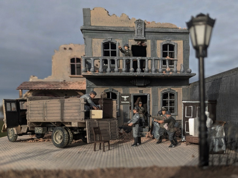 Ein Major versucht seine Raubkunst und Habseligkeiten vor der nahenden Front zu retten