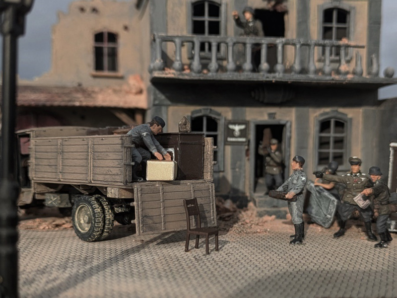 Zahlreiche Kunstgegenstände, Statuen, Möbel und Habseligkeiten wollte der Major auf eigene Faust aus der Kommandantur retten