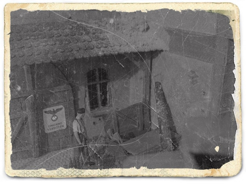 Schweißtreibende Rettungsaktion - der Soldat versucht mit dem Vorschlaghammer, den Zugang zum Weinkeller wieder passierbar zu machen