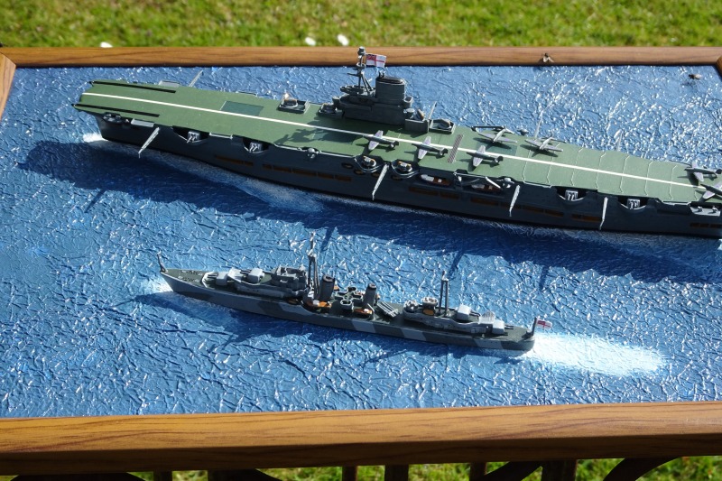 HMS Ark Royal mit Zerstörer der Tribal-Klasse