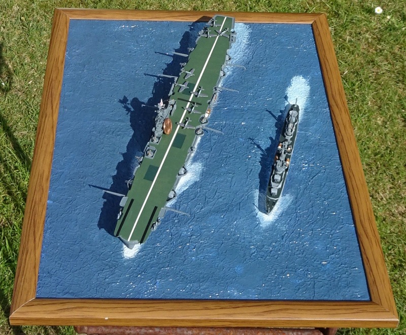 HMS Ark Royal mit Zerstörer der Tribal-Klasse