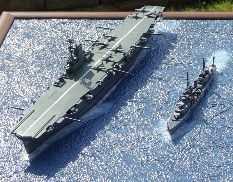 HMS Ark Royal mit Zerstörer der Tribal-Klasse