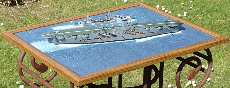 HMS Ark Royal mit Zerstörer der Tribal-Klasse