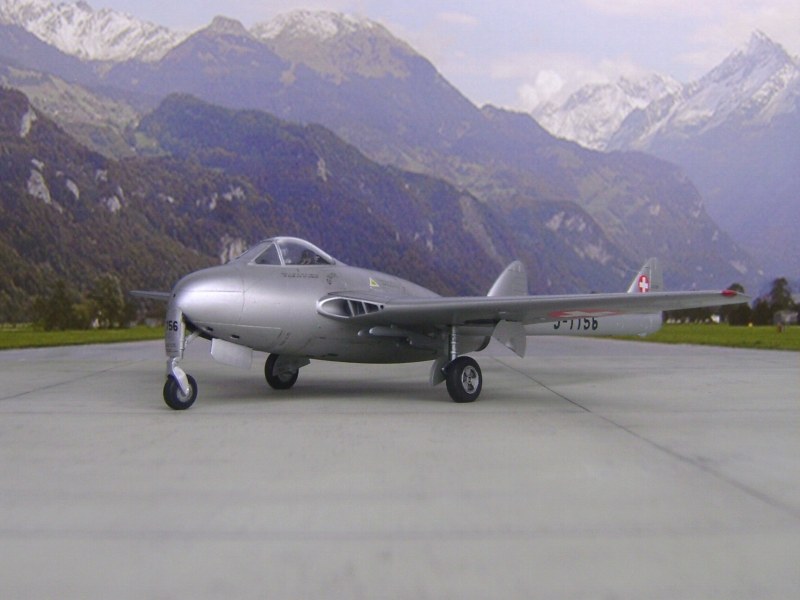 Modell de Havilland DH-100 MK 6 Vampire J-1156 1955 noch ohne Schleudersitz auf dem Flugplatz in Meiringen