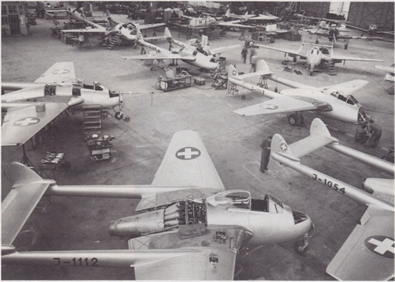 Schweizer Lizenzbau in Emmen 1951/1952. Bis 1960 waren alle Vampire noch ohne Martin Baker-Schleudersitz im Einsatz. (Foto Sammlung H. Dominik)