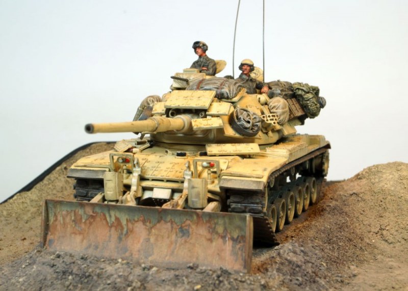 Für die Verwendung der Schaufel mussten im vorderen Bereich des Panzers einige Veränderungen vorgenommen werden.