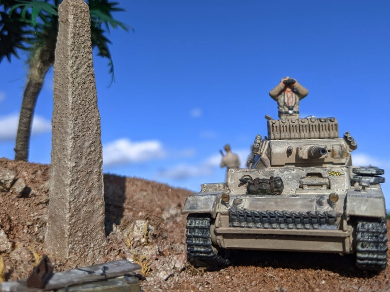 Das Fahrzeug durchstreift die Wüste auf der Suche nach britischen Panzern der 8th Army