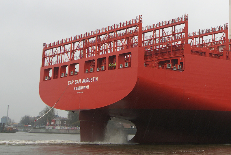 Mit der Cap San Augustin konnte ich in Hamburg ein ähnlich großes Containerschiff beim Ausdocken beobachten... Im zweiten Heckfenster von rechts stehen drei Männer, die als Größenvergleich die Imposanz eines solchen Schiffes veranschaulichen