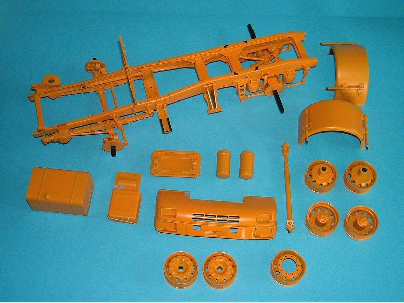 Nach einer Grundierung in Revell 75 erfolgte die Endlackierung in einer Mischfarbe aus Orange und mattem Gelb