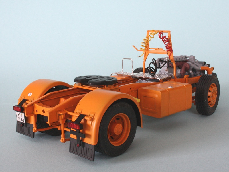 Der Rahmen ist bis auf die vordere Frontschürze fertig, leider fehlt das hintere MAN-Schild unter dem rechten Rücklicht auf dem Decalbogen