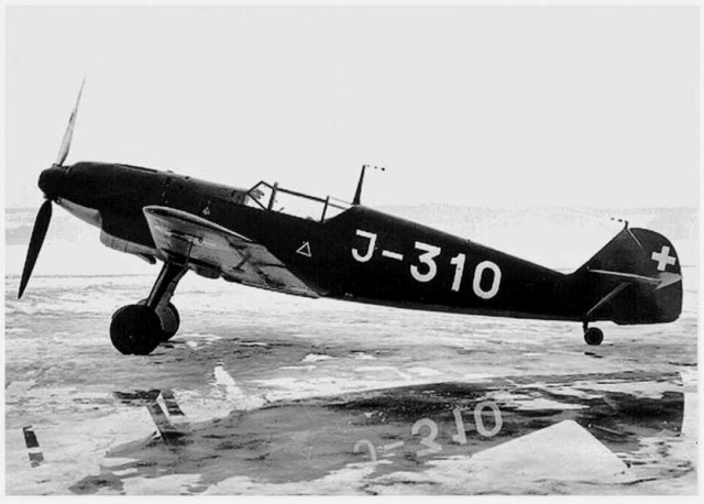 Die J-310 kurz nach der Auslieferung im Januar 1939 noch ohne Bewaffnung.  (Foto Sammlung H. Dominik)