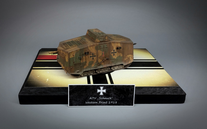 Der fertige A7V mit der passenden „Präsentations-Platte“ in den damaligen Nationalfarben