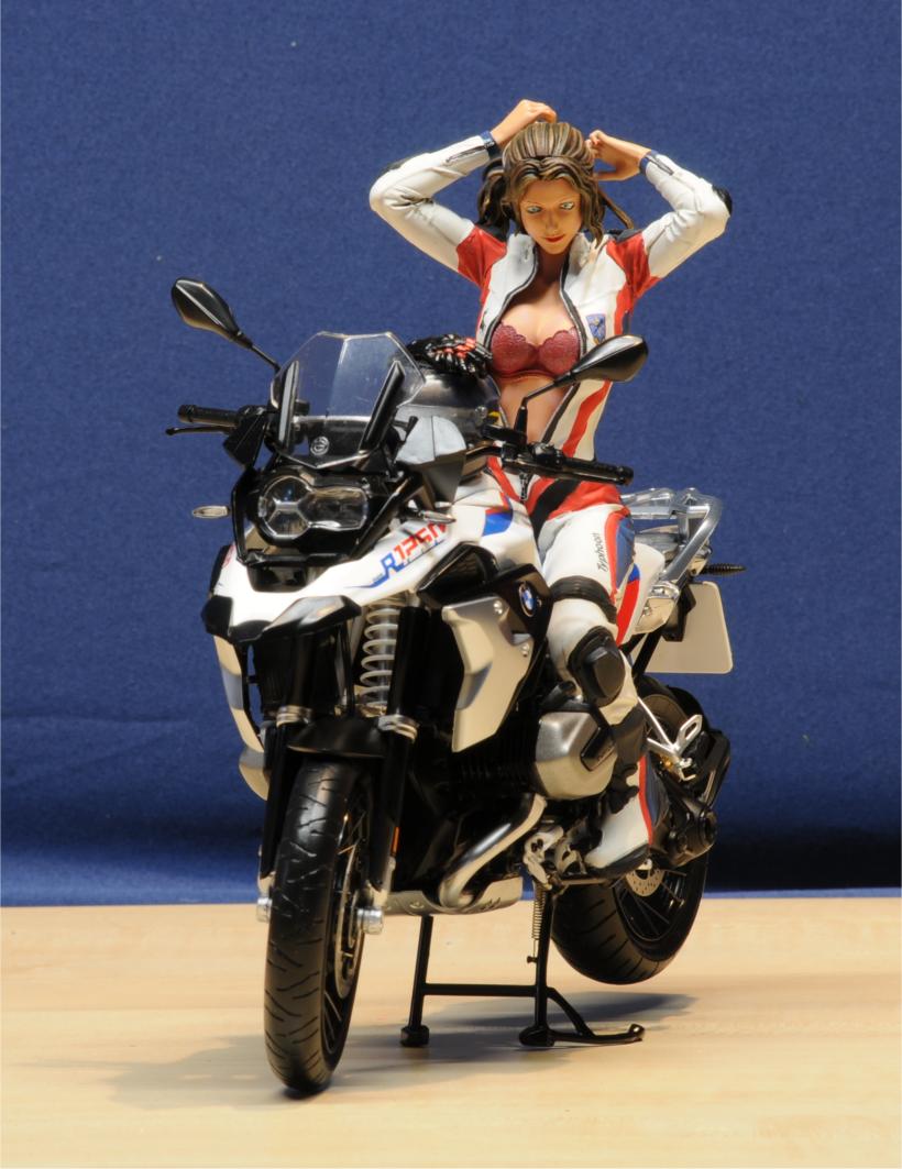 Sitzende Motorradfahrerin - Race Girl