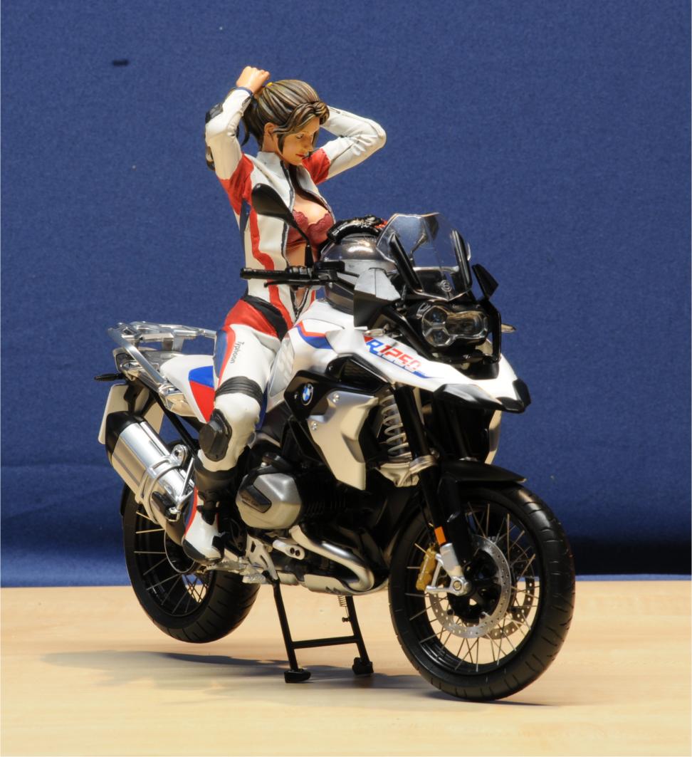 Sitzende Motorradfahrerin - Race Girl