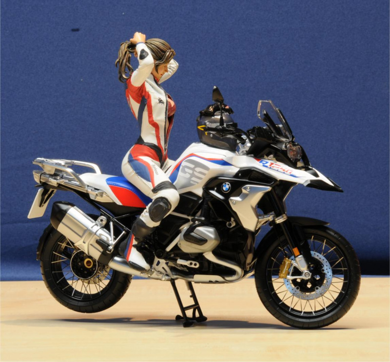 Sitzende Motorradfahrerin - Race Girl