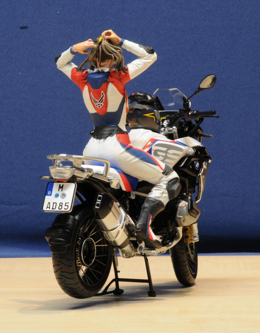 Sitzende Motorradfahrerin - Race Girl