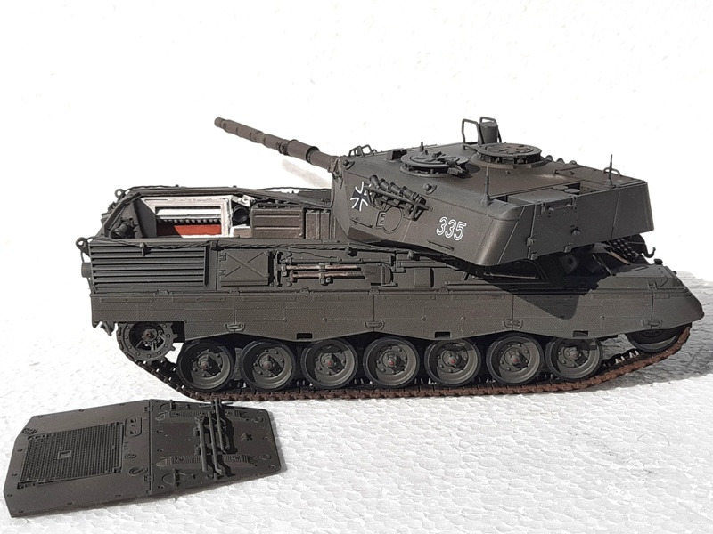 Leopard 1A4 mit offenem Motorraum