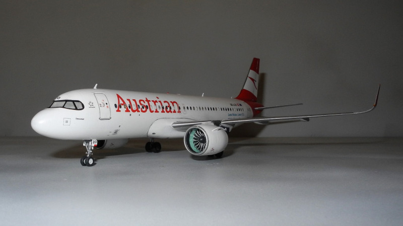 das silbrige Dings, das man hier vor dem Steuerbord-Fahrwerk sieht, ist ein Landescheinwerfer!