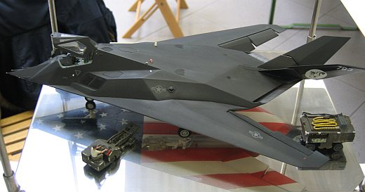 F-117 in 1:48 - das Vorbild wird schon wieder bei der USAF ausgemustert.