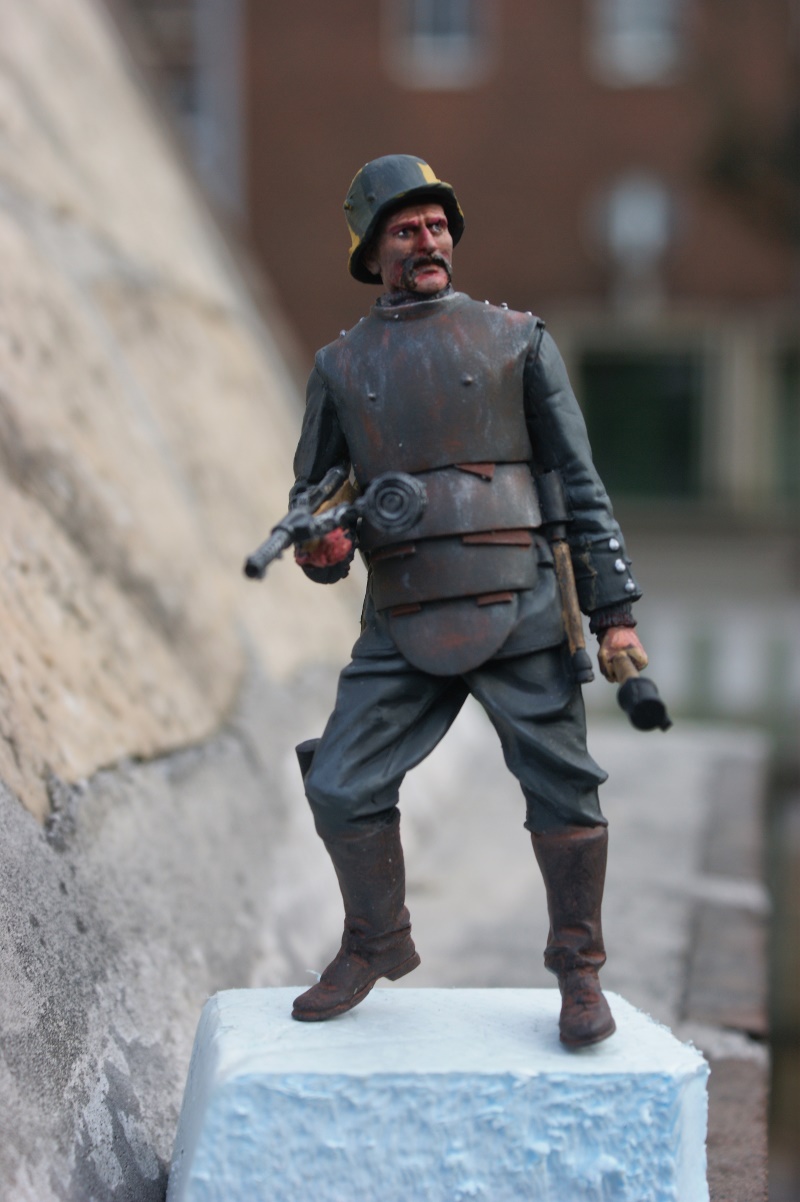 Deutscher Sturmmann mit Grabenpanzer