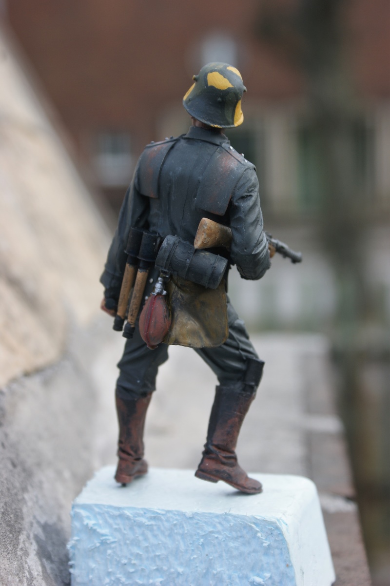 Deutscher Sturmmann mit Grabenpanzer