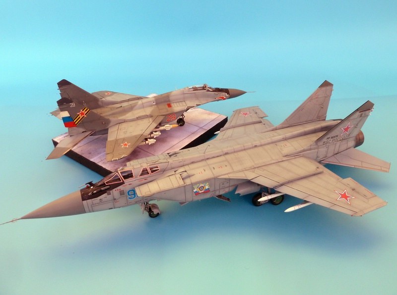 Ein Größenvergleich zwischen der MiG-29 9-13 und dem vorliegenden Modell, beide 1:48. Der Größenunterschied ist beträchtlich.