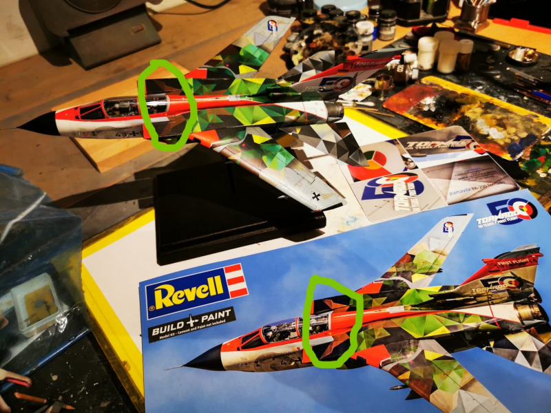 Ich habe die entsprechenden Stellen vorsichtig mit einem feinen Pinsel und Acrylfarben überlackiert.