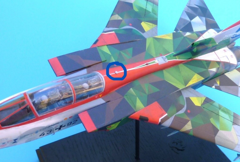 Ich ergänzte die kleine ASSTA 3-GPS-Antenne auf dem Rumpfrücken mit einer kleinen Scheibe aus 1mm starkem Plastik.