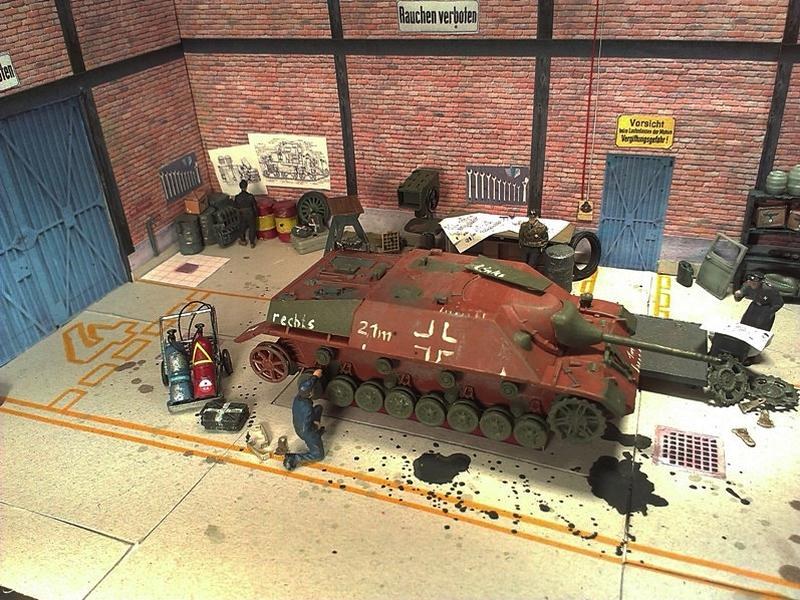 Blick in eine deutsche Werkstatt, in der der Jagdpanzer IV gebaut wird.