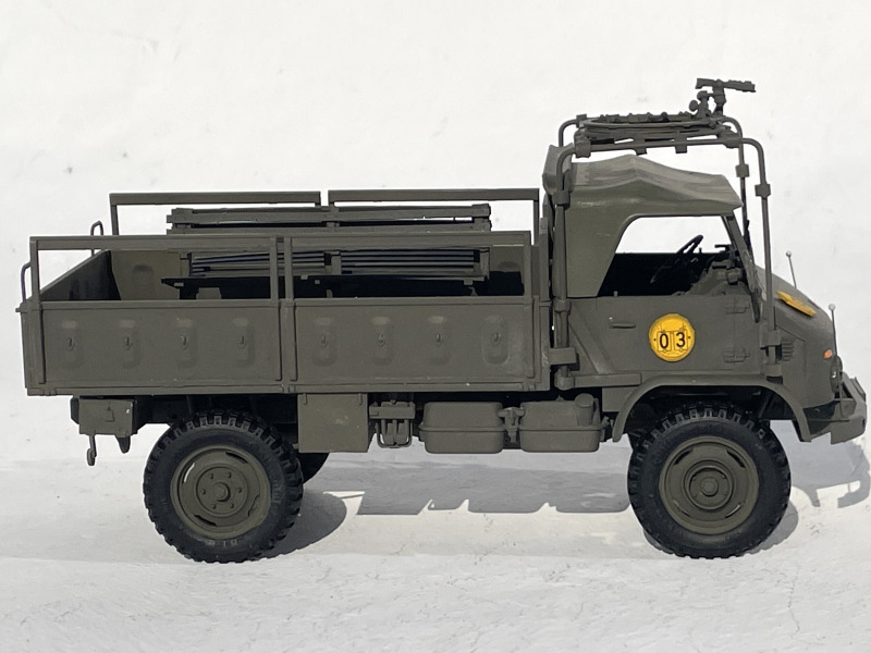Unimog S404 mit MG-Drehringlafette und Pritsche