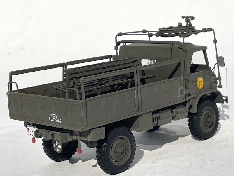 Unimog S404 mit MG-Drehringlafette und Pritsche