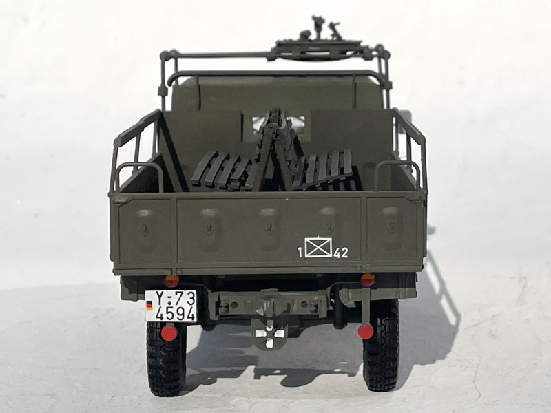 Unimog S404 mit MG-Drehringlafette und Pritsche