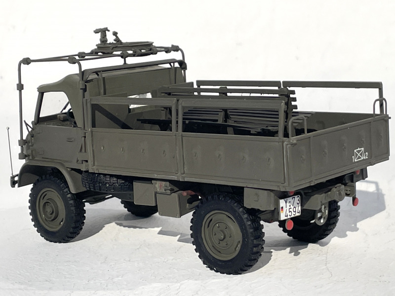 Unimog S404 mit MG-Drehringlafette und Pritsche